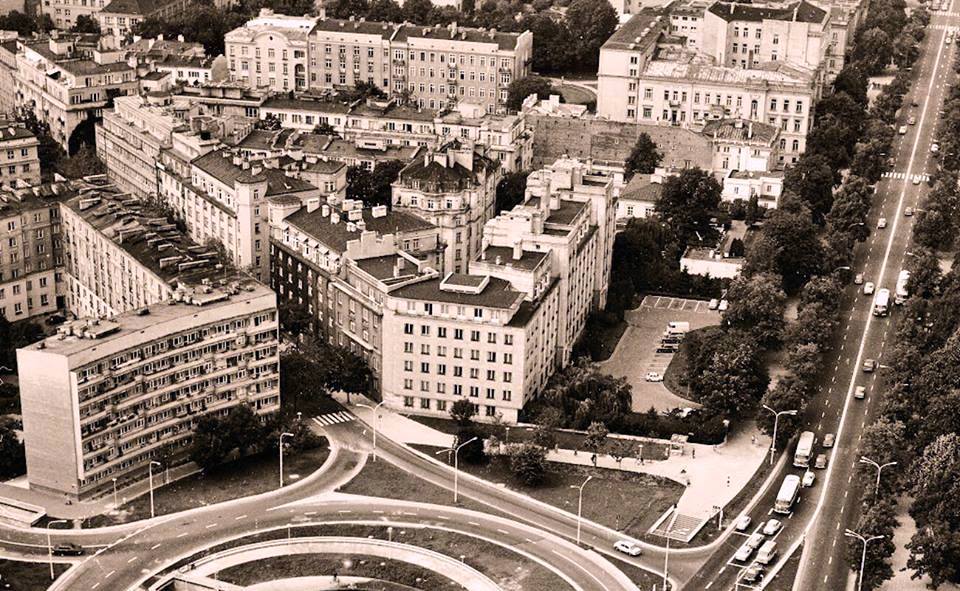 Plac Na Rozdrożu, 1975