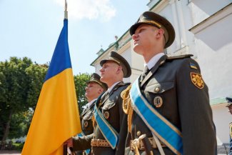 Zdjęcie przedstawia ukraińskich żołnierzy w trakcie uroczystości