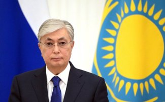 Zdjęcie przedstawia prezydenta Tokajewa