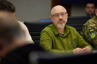 Zdjęcie przedstawia ministra obrony Reznikowa