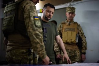 Zdjęcie przedstawia prezydenta Zełenskiego wśród żołnierzy 