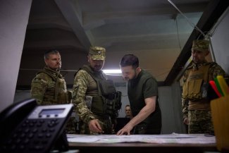 Photo shows President Zelensky with soldiers 