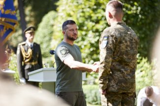 Zdjęcie przedstawia prezydenta Zełeńskiego z żołnierzem