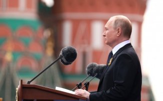 fot. kremlin.ru Zdjęcie przedstawia Putina przemawiającego w trakcie parady w Moskwie