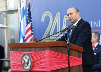 zdjęcie pokazuje premiera Izraela Bennetta