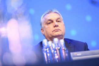 Zdjęcie przedstawia Viktora Orbana