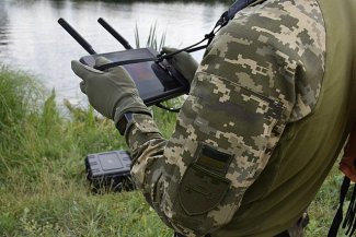żołnierz z dronem