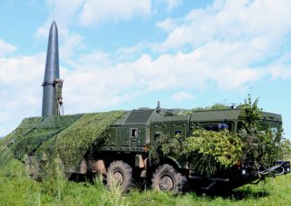 A camouflaged Iskander-M complex