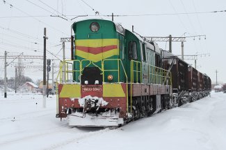 Diesel_locomotive_ChME3-5947_in_Vinnitsa_railway_station,_Ukraine,_2012.jpg