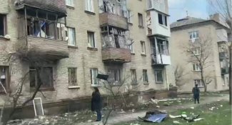 fot. nexta zdjęcie przedstawia zniszczony blok w Sewerodoniecku