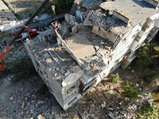 fot. nexta Zdjęcie przedstawia zniszczony budynek w Mikołajowie