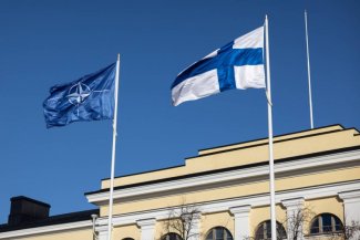 Flagi NATO i Finlandii
