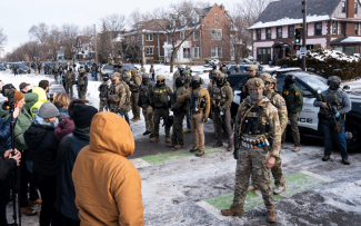 Polityka deportacyjna Trumpa: konsekwencje wyborcze i napięcia społeczne