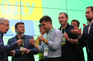 Służyć narodowi – cała władza w rękach Zełenskiego