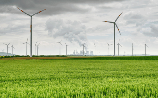 Więcej kontynuacji niż zmiany. Energiewende rządu Merza Blick von Kaiskorb auf die Windräder auf das Kohlekraftwerk Niederaussem im Hintergrund