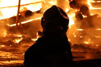 Zdjęcie przedstawia ogień z pożaru po bombardowaniach 