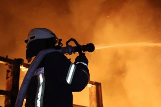 Gaszenie pożaru po bombardowaniu Charkowa