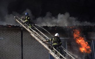 strażacy gaszą pożar