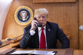 Zdjęcie przedstawia Donalda Trumpa w czasie wykonywania telefonu