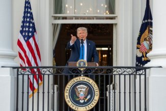 Zdjęcie przedstawia Donalda Trumpa 