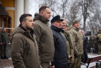 Zdjęcie przedstawia prezydenta Zelenskiego w zimie