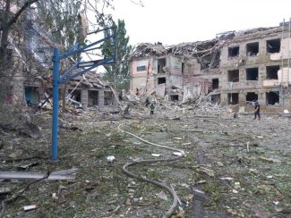 Zdjęcie przedstawia zbombardowaną szkoła w Krematorsku