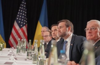 Zdjęcie przedstawia amerykańską delegację w czasie spotkania z Zełenskim