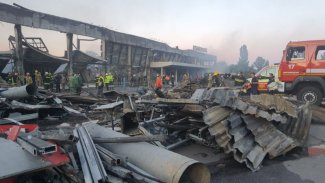 Zbombardowane centrum handlowe na Ukrainie