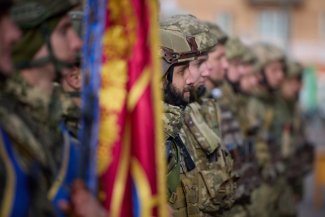 Zdjęcie przedstawia ukraińskich żołnierzy w trakcie uroczystości