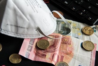 Maseczka na banknotach