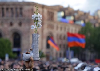The success of the revolution in Armenia. Pashinyan elected prime minister Sukces rewolucji. Paszynian premierem Armenii The success of the revolution in Armenia. Pashinyan elected prime minister