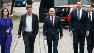 Przedstawiciele nowej niemieckiej koalicji idący na konferencję prasową
