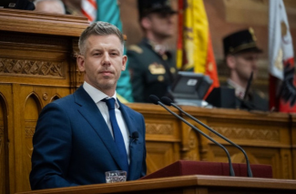 Péter Magyar przemawiający w węgierskim parlamencie