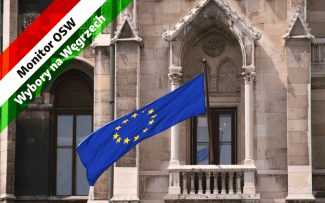 flaga UE na budynku parlamentu węgierskiego