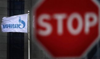 Logo Gazpromu i znak stop