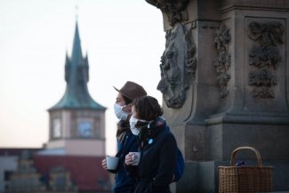 Para stojąca na moscie sw. Karola w Pradze