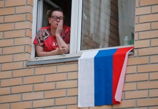 Mieszkanka Moskwy patrząca na flagę