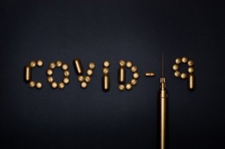 Zdjęcie przedstawia napis COVID-19