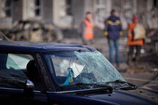 Źródło: https://war-evidence.mkip.gov.ua/2022/10/10/terror-over-peaceful-kyiv/ Zniszczony ukraiński samochód