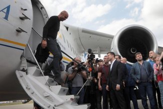 Prezydent Ukrainy wita wychodzącego z samolotu byłego więźnia