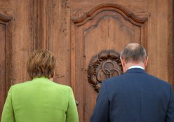 Putin meets Merkel in Meseberg Putin meets Merkel in Meseberg