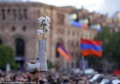 The success of the revolution in Armenia. Pashinyan elected prime minister Sukces rewolucji. Paszynian premierem Armenii The success of the revolution in Armenia. Pashinyan elected prime minister