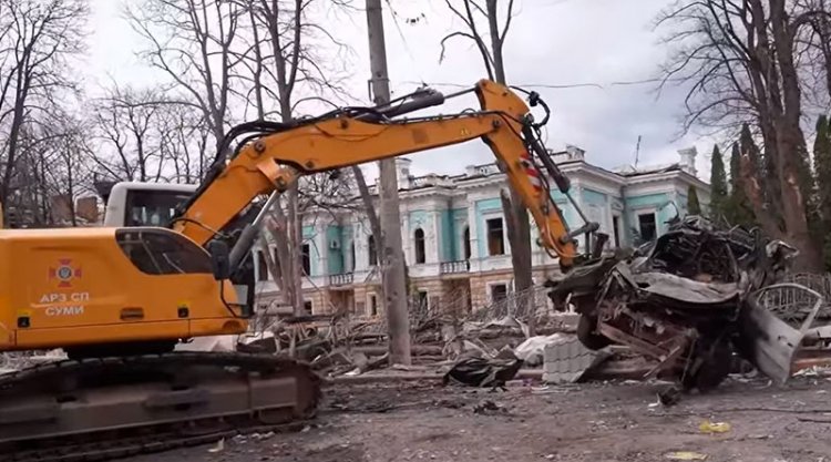 Суми. Рятувальники продовжують пошуково-рятувальні роботи, попри ризики нових ударів