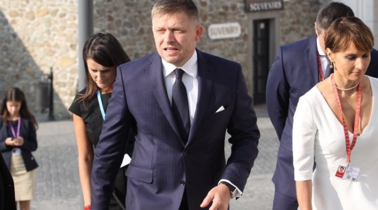 Zdjęcie przedstawia premiera Nico