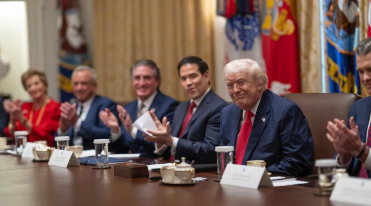 Zdjęcie przedstawia Donalda Trumpa w czasie spotkania gabinetu