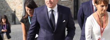 Zdjęcie przedstawia premiera Nico