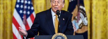 Zdjęcie przedstawia Donalda Trumpa