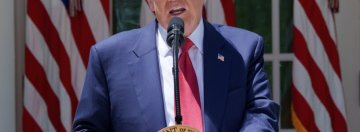 Zdjęcie przedstawia Donalda Trumpa
