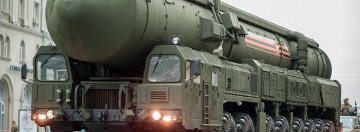 Rosyjska wyrzutnia mobilna pocisku balistycznego RS-24 Jars na paradzie wojskowej w Moskwie