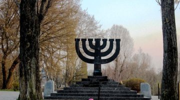 Zdjęcie przedstawia pomnik w Babim Jarze